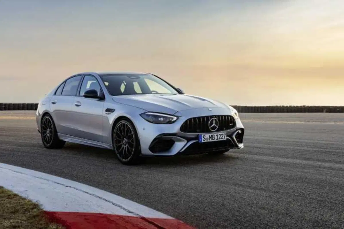Mercedes-AMG C 63, è finita: il quattro cilindri ibrido va in pensione, arriva la C 53 con sei cilin (3)