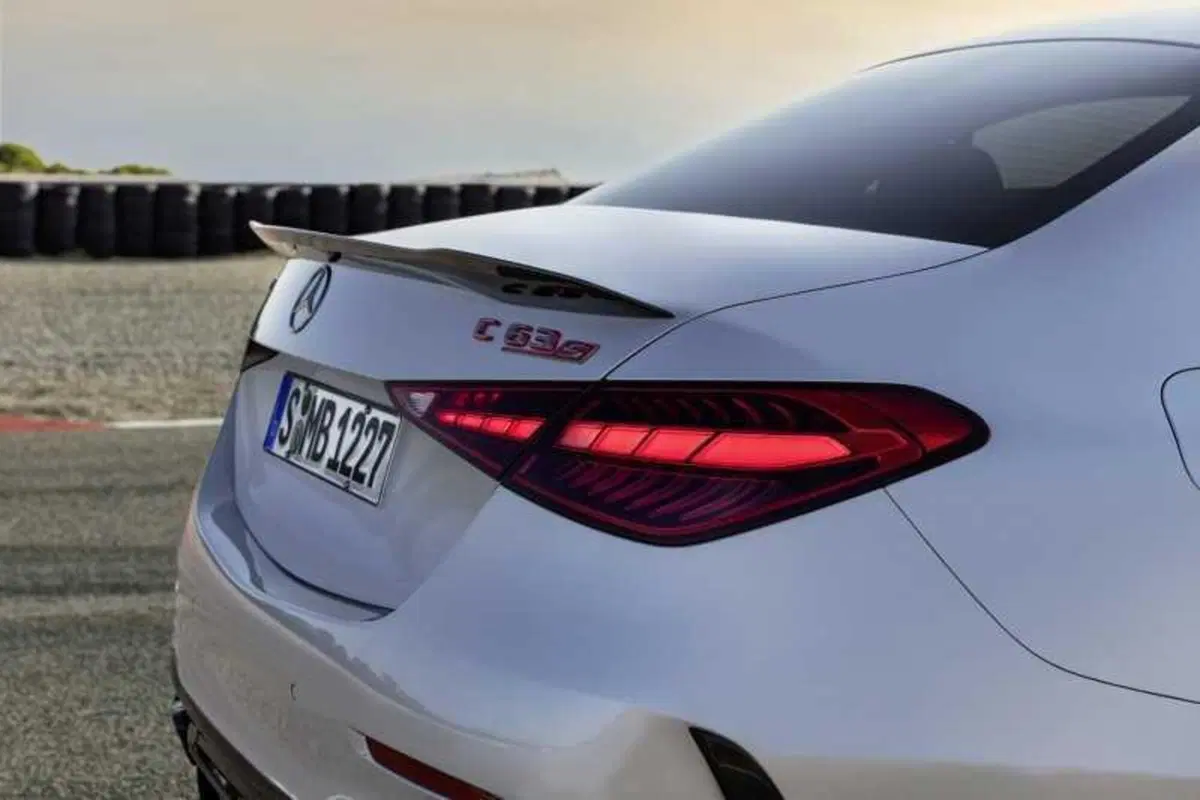 Mercedes-AMG C 63, è finita: il quattro cilindri ibrido va in pensione, arriva la C 53 con sei cilin (4)