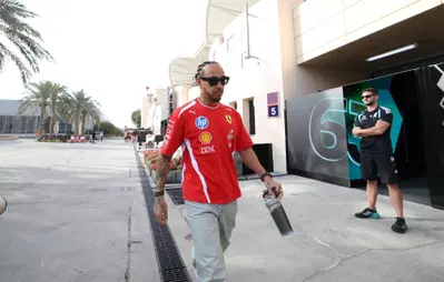 F1 2026, Hamilton in Bahrain con la Ferrari SF-26: &ldquo;Le nuove auto sono pi&ugrave; divertenti, come guidare i rally, ma trovare il bilanciamento sar&agrave; una sfida&rdquo;