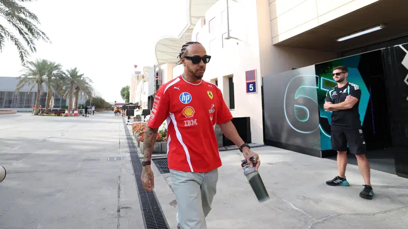 F1 2026, Hamilton in Bahrain con la Ferrari SF-26: &ldquo;Le nuove auto sono pi&ugrave; divertenti, come guidare i rally, ma trovare il bilanciamento sar&agrave; una sfida&rdquo;