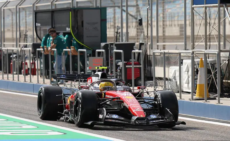 Hamilton in pista a Sakhir