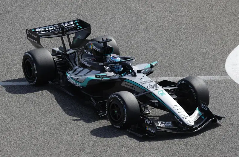 Russell in pista con la W17 a Sakhir
