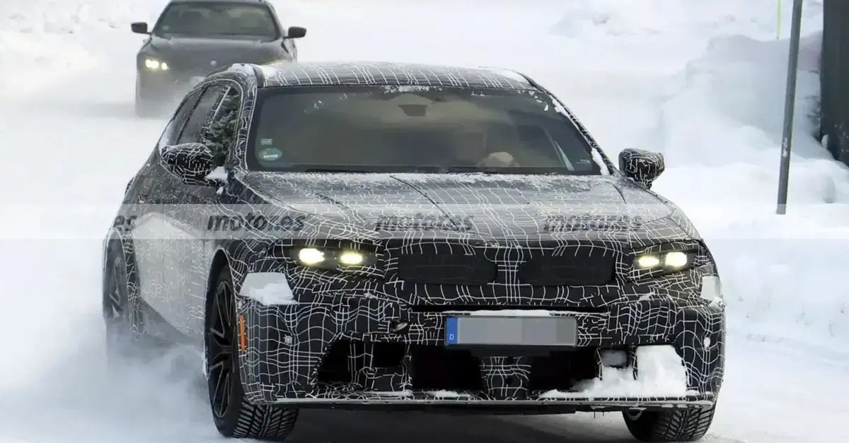 BMW M5 Touring: le foto spia mostrano la super station wagon ibrida ad alte prestazioni