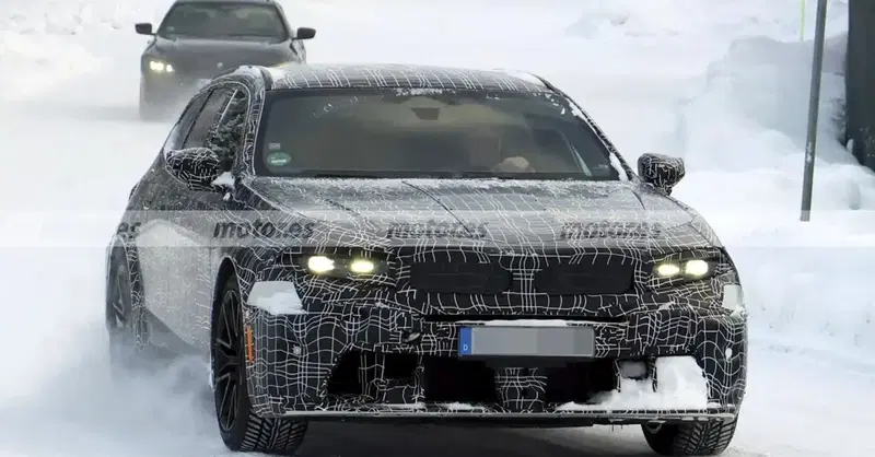 BMW M5 Touring: le foto spia mostrano la super station wagon ibrida ad alte prestazioni