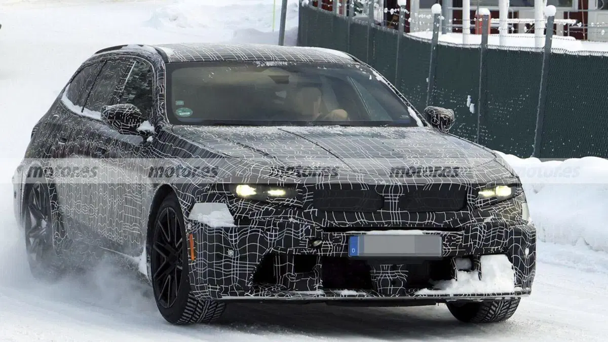 BMW M5 Touring: le foto spia mostrano la super station wagon ibrida ad alte prestazioni