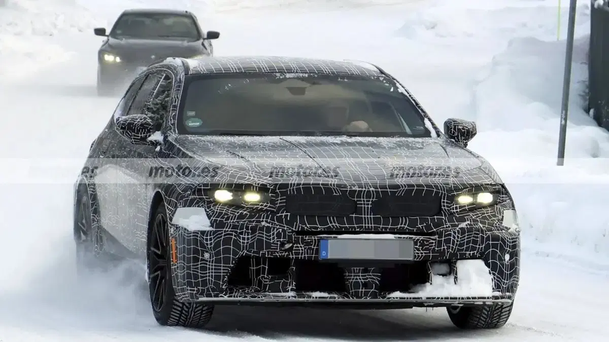 BMW M5 Touring: le foto spia mostrano la super station wagon ibrida ad alte prestazioni (2)