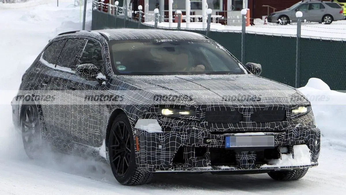 BMW M5 Touring: le foto spia mostrano la super station wagon ibrida ad alte prestazioni (4)
