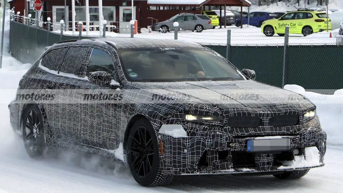 BMW M5 Touring: le foto spia mostrano la super station wagon ibrida ad alte prestazioni (5)