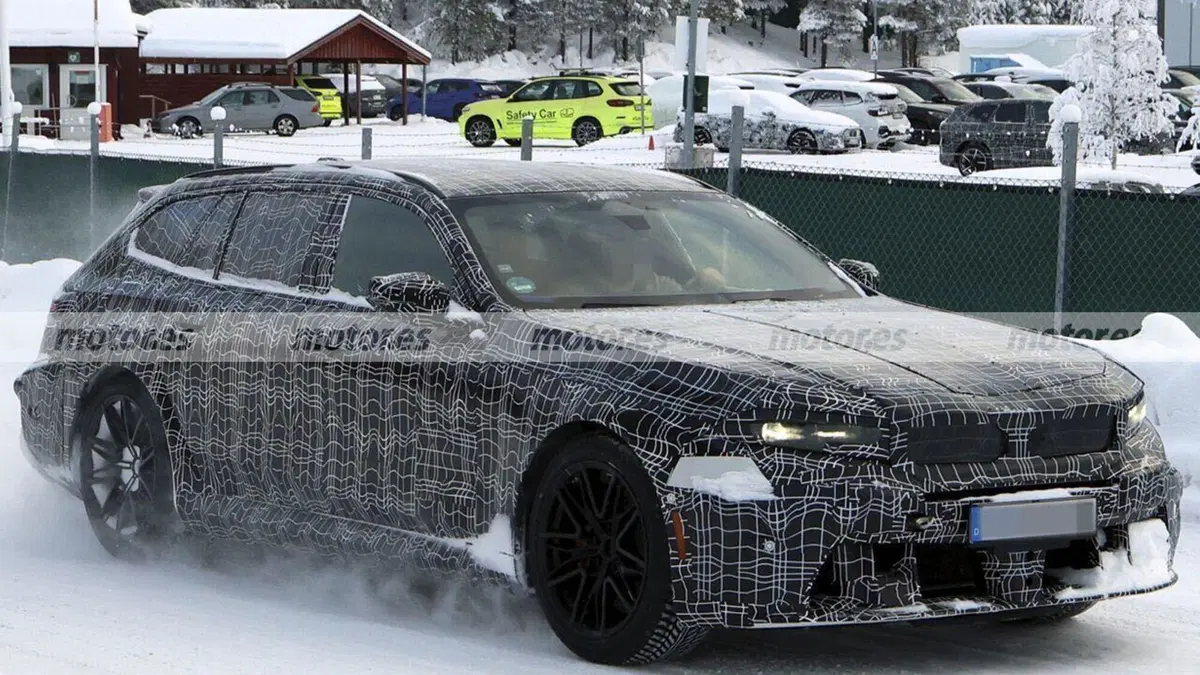 BMW M5 Touring: le foto spia mostrano la super station wagon ibrida ad alte prestazioni (6)
