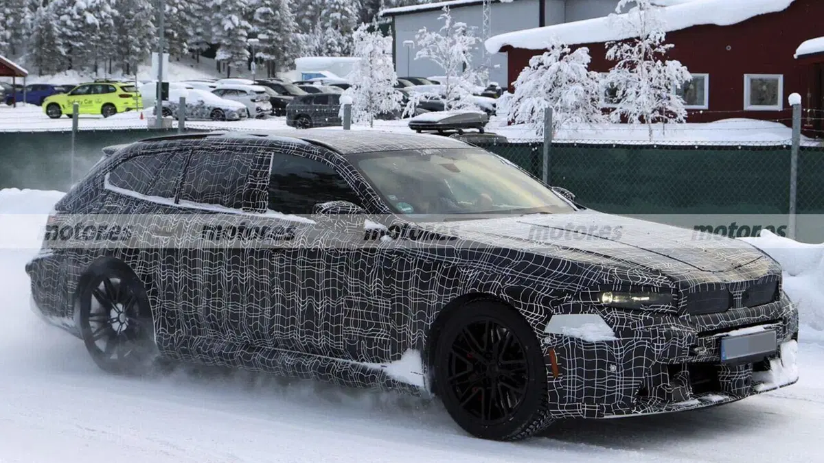 BMW M5 Touring: le foto spia mostrano la super station wagon ibrida ad alte prestazioni (7)