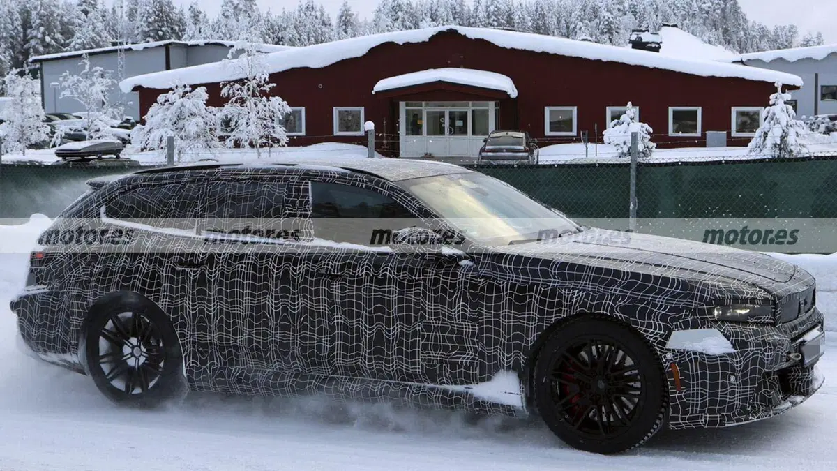 BMW M5 Touring: le foto spia mostrano la super station wagon ibrida ad alte prestazioni (8)