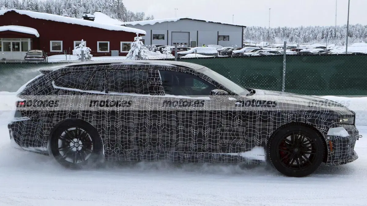 BMW M5 Touring: le foto spia mostrano la super station wagon ibrida ad alte prestazioni (9)