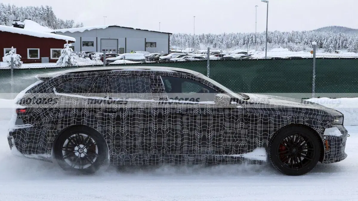 BMW M5 Touring: le foto spia mostrano la super station wagon ibrida ad alte prestazioni (10)
