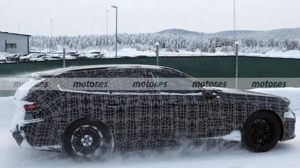 BMW M5 Touring: le foto spia mostrano la super station wagon ibrida ad alte prestazioni (11)