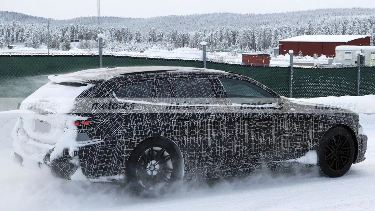 BMW M5 Touring: le foto spia mostrano la super station wagon ibrida ad alte prestazioni (13)