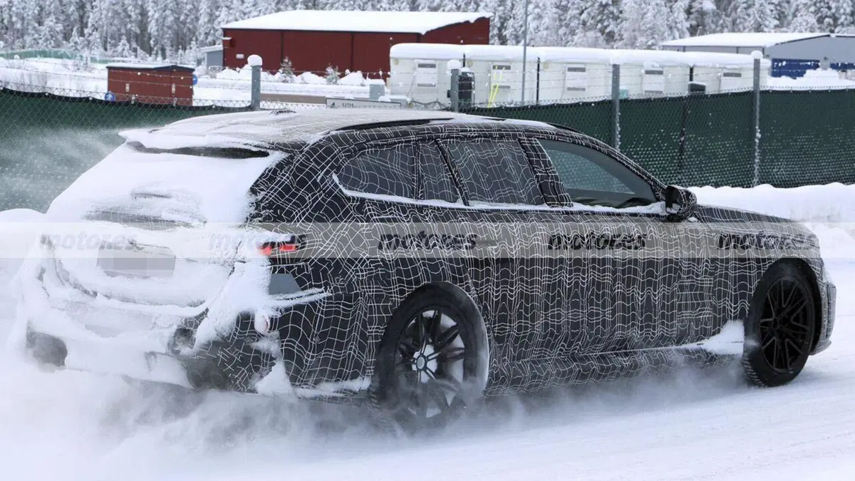 BMW M5 Touring: le foto spia mostrano la super station wagon ibrida ad alte prestazioni (14)