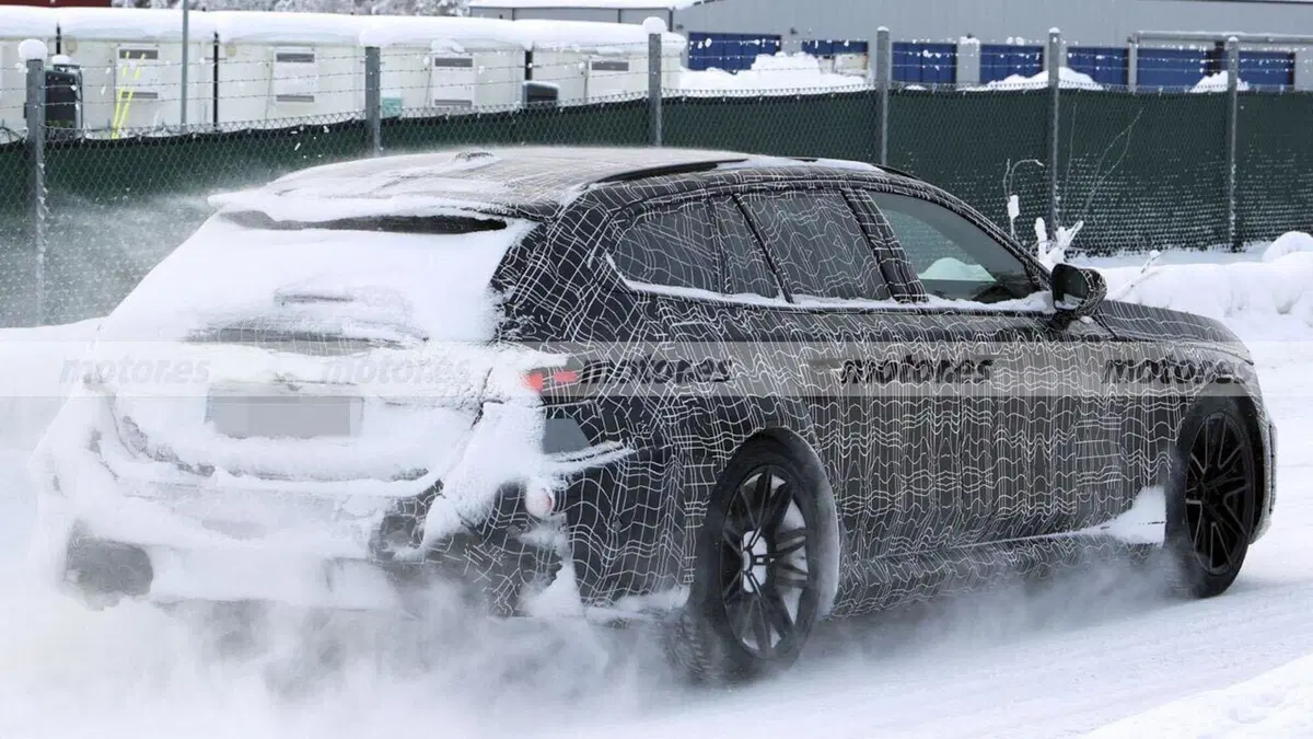 BMW M5 Touring: le foto spia mostrano la super station wagon ibrida ad alte prestazioni (15)