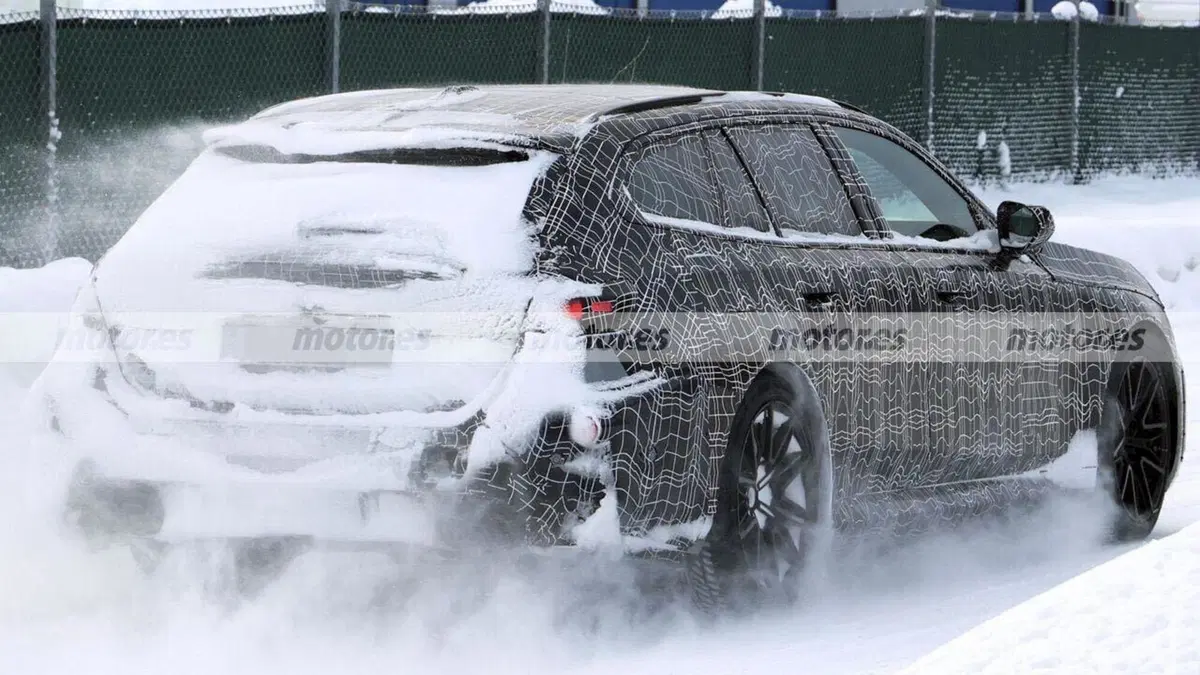 BMW M5 Touring: le foto spia mostrano la super station wagon ibrida ad alte prestazioni (16)