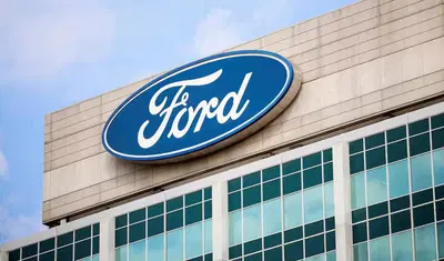 Ford, conti in rosso come nel 2008: l&rsquo;elettrico pesa e il 2025 si chiude con 8,2 miliardi di perdite