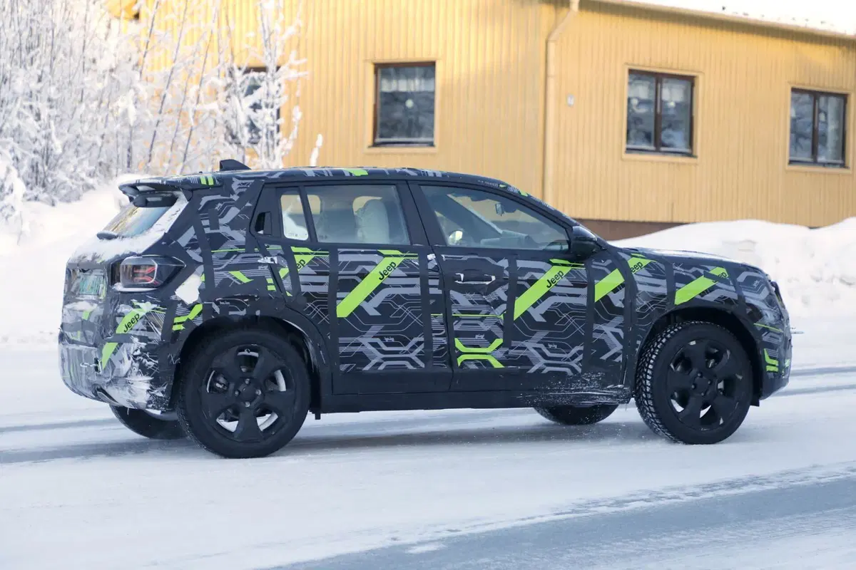 Jeep Avenger, il facelift si avvicina: ritocchi mirati senza rivoluzioni [Foto Spia] (2)