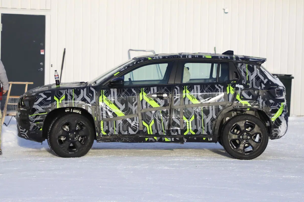 Jeep Avenger, il facelift si avvicina: ritocchi mirati senza rivoluzioni [Foto Spia] (10)