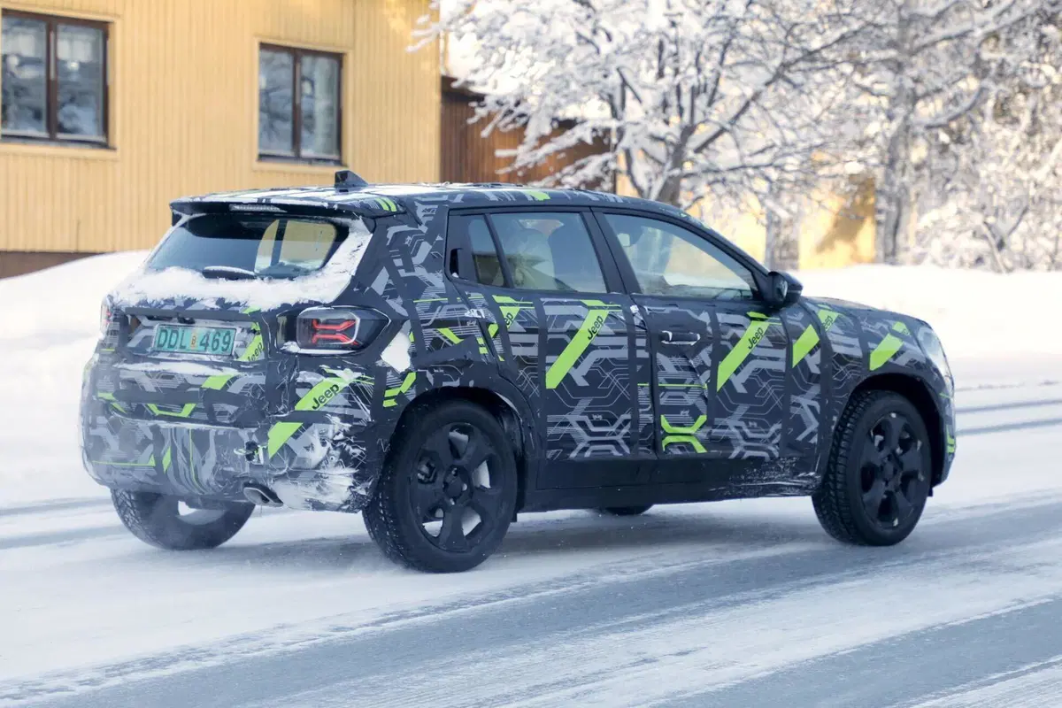 Jeep Avenger, il facelift si avvicina: ritocchi mirati senza rivoluzioni [Foto Spia] (9)