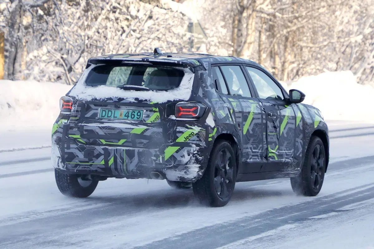 Jeep Avenger, il facelift si avvicina: ritocchi mirati senza rivoluzioni [Foto Spia] (13)