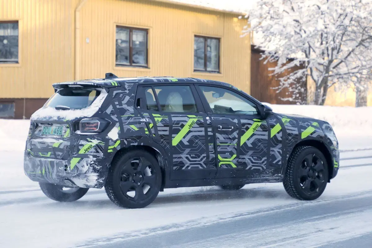 Jeep Avenger, il facelift si avvicina: ritocchi mirati senza rivoluzioni [Foto Spia] (16)
