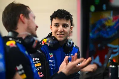&ldquo;&Egrave; ancora Formula 1, ma sogno auto pi&ugrave; veloci&rdquo;: Hadjar risponde a Verstappen e lancia la sfida Red Bull 2026