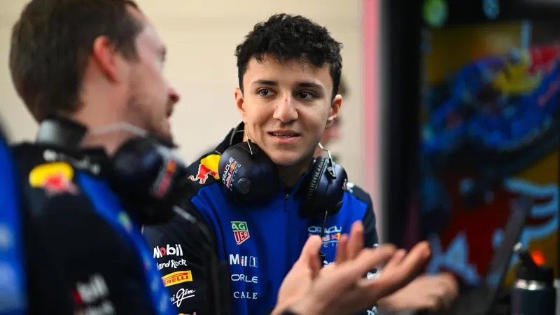 &ldquo;&Egrave; ancora Formula 1, ma sogno auto pi&ugrave; veloci&rdquo;: Hadjar risponde a Verstappen e lancia la sfida Red Bull 2026