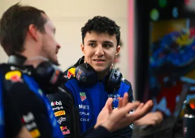 “È ancora Formula 1, ma sogno auto più veloci”: Hadjar risponde a Verstappen e lancia la sfida Red Bull 2026