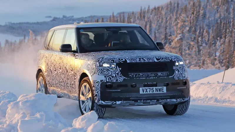 Range Rover, restyling in arrivo: primi avvistamenti del facelift atteso nel 2027  