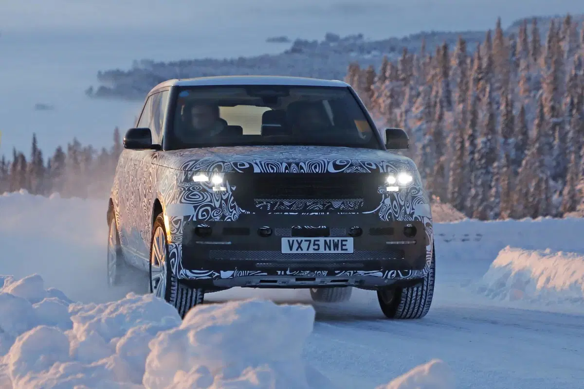 Range Rover, restyling in arrivo: primi avvistamenti del facelift atteso nel 2027  