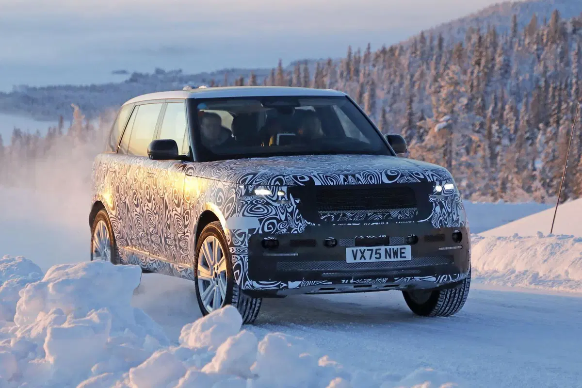 Range Rover, restyling in arrivo: primi avvistamenti del facelift atteso nel 2027   (2)