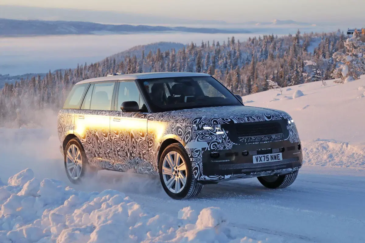 Range Rover, restyling in arrivo: primi avvistamenti del facelift atteso nel 2027   (3)