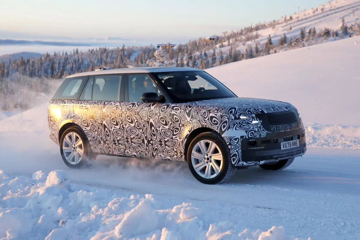 Range Rover, restyling in arrivo: primi avvistamenti del facelift atteso nel 2027   (4)