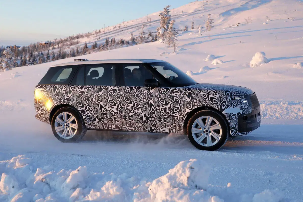 Range Rover, restyling in arrivo: primi avvistamenti del facelift atteso nel 2027   (5)