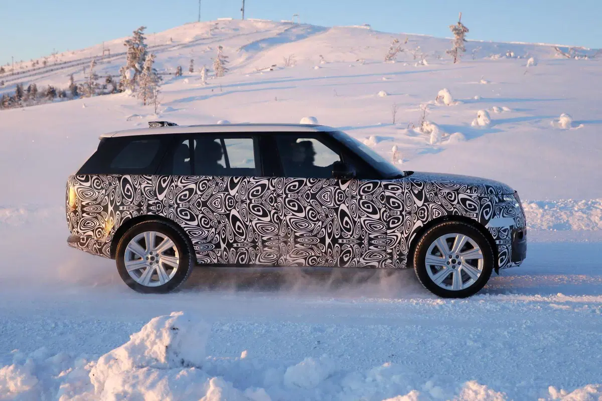 Range Rover, restyling in arrivo: primi avvistamenti del facelift atteso nel 2027   (6)