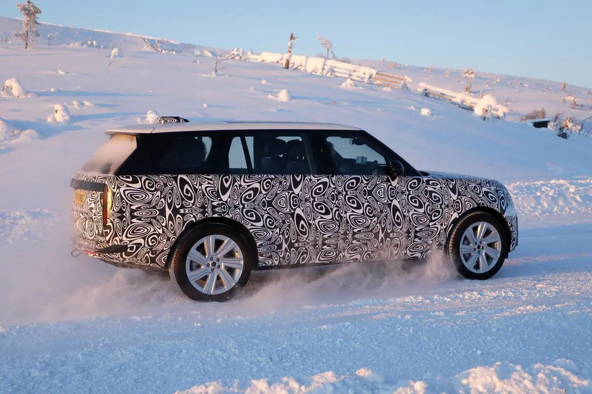 Range Rover, restyling in arrivo: primi avvistamenti del facelift atteso nel 2027   (7)