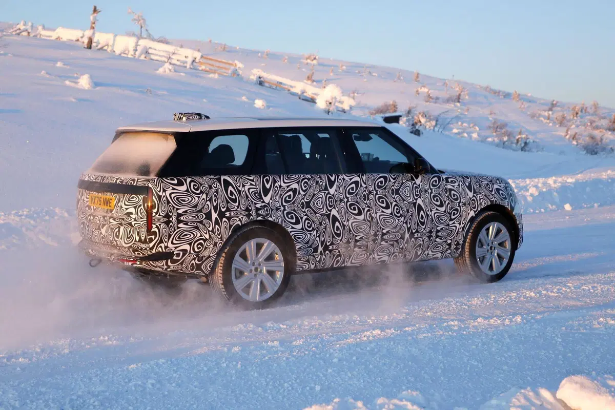 Range Rover, restyling in arrivo: primi avvistamenti del facelift atteso nel 2027   (8)