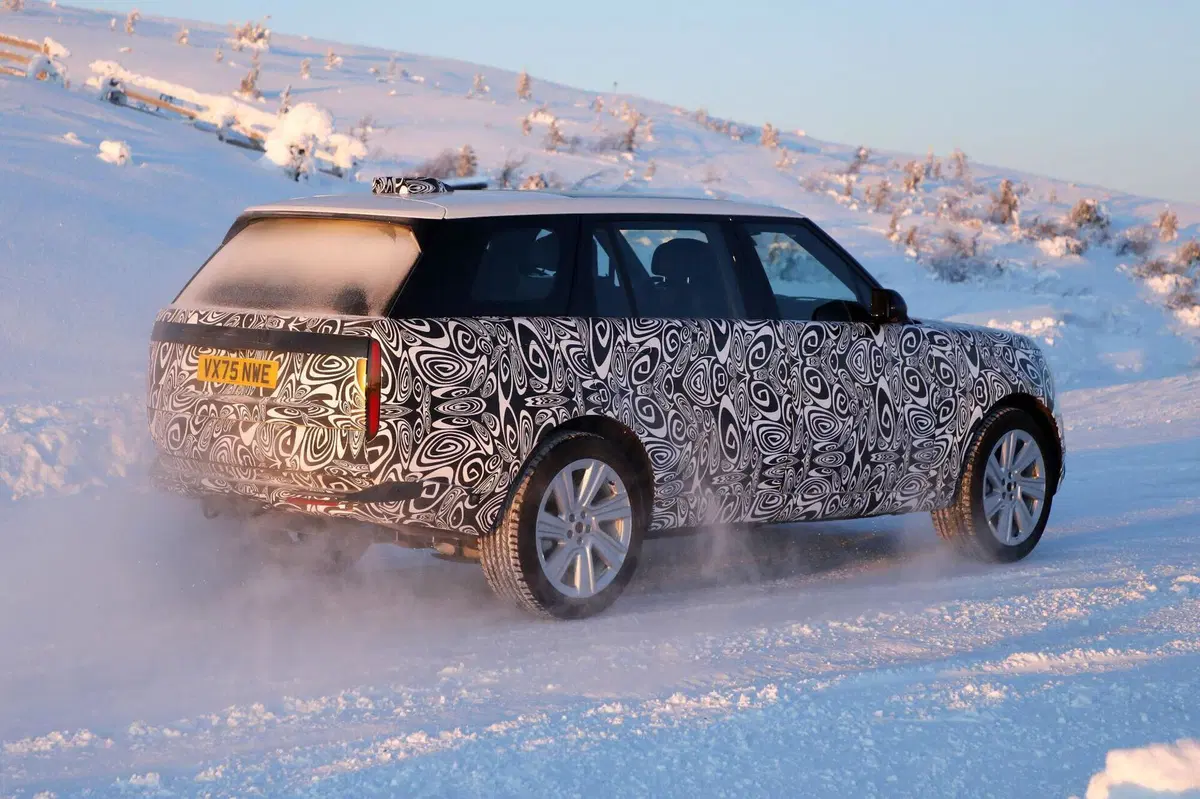 Range Rover, restyling in arrivo: primi avvistamenti del facelift atteso nel 2027   (9)