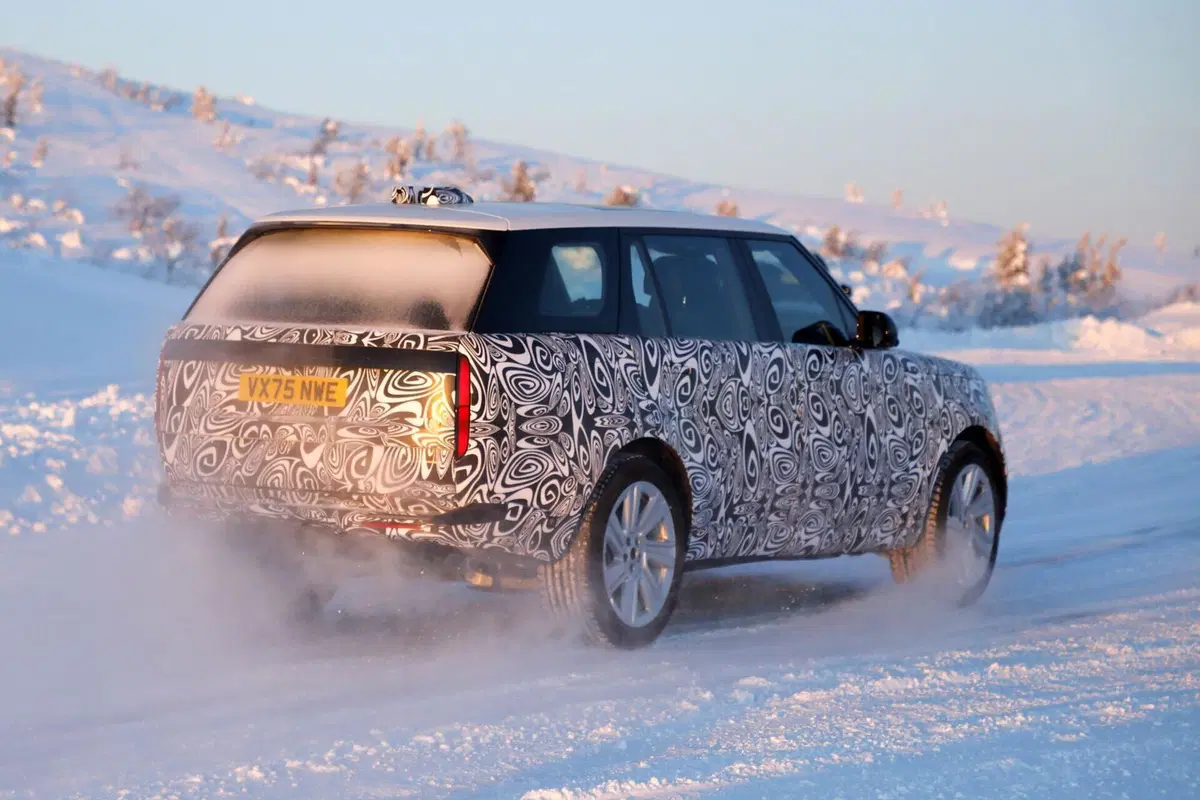 Range Rover, restyling in arrivo: primi avvistamenti del facelift atteso nel 2027   (10)