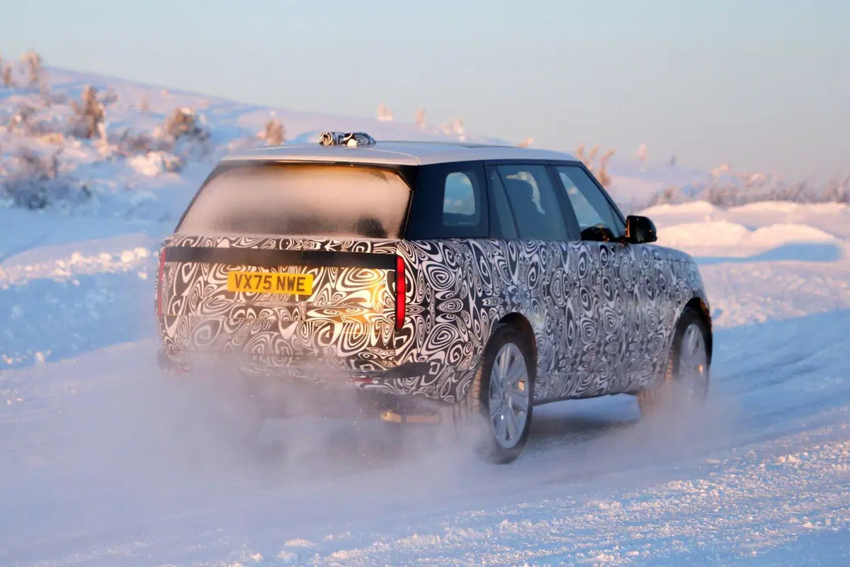 Range Rover, restyling in arrivo: primi avvistamenti del facelift atteso nel 2027   (11)