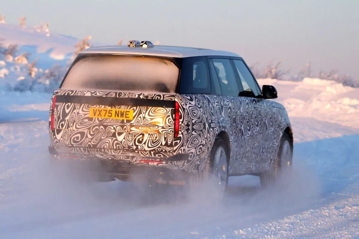 Range Rover, restyling in arrivo: primi avvistamenti del facelift atteso nel 2027   (12)