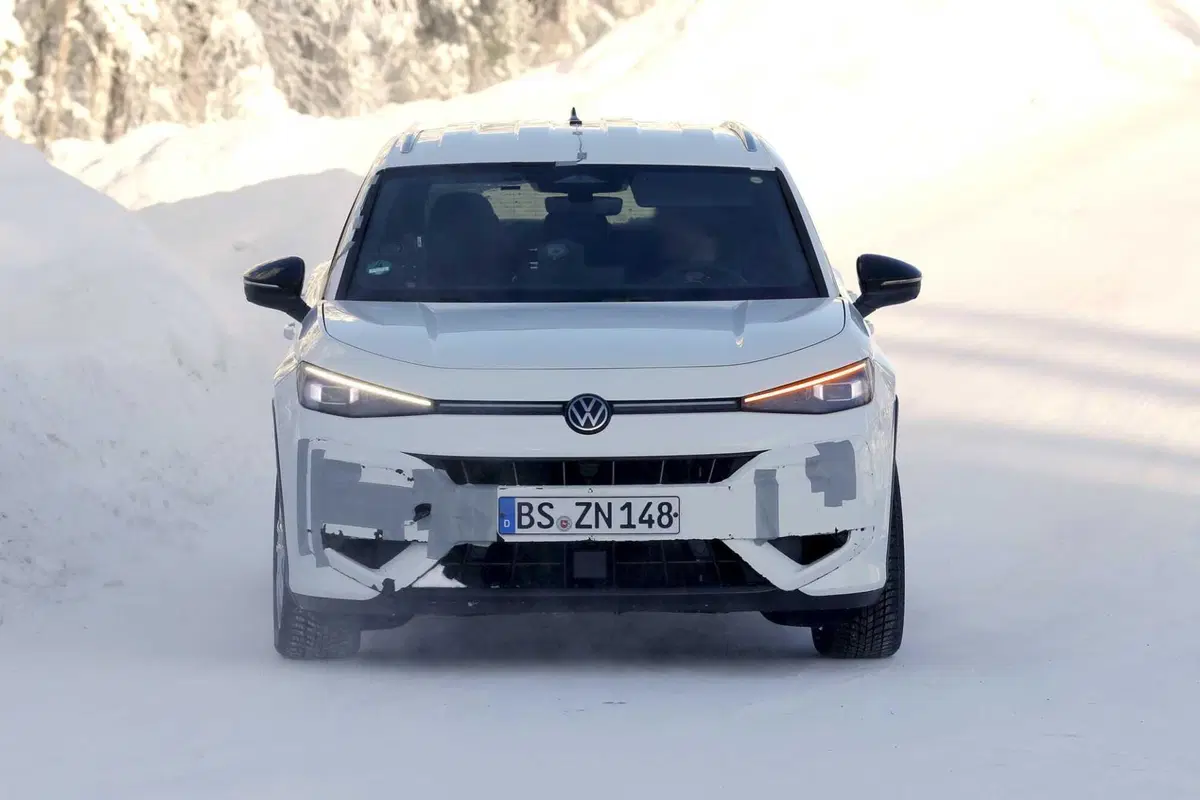 Nuova Volkswagen T-Roc, le foto spia della variante più sportiva "R": 333 CV, mild hybrid e drift mode