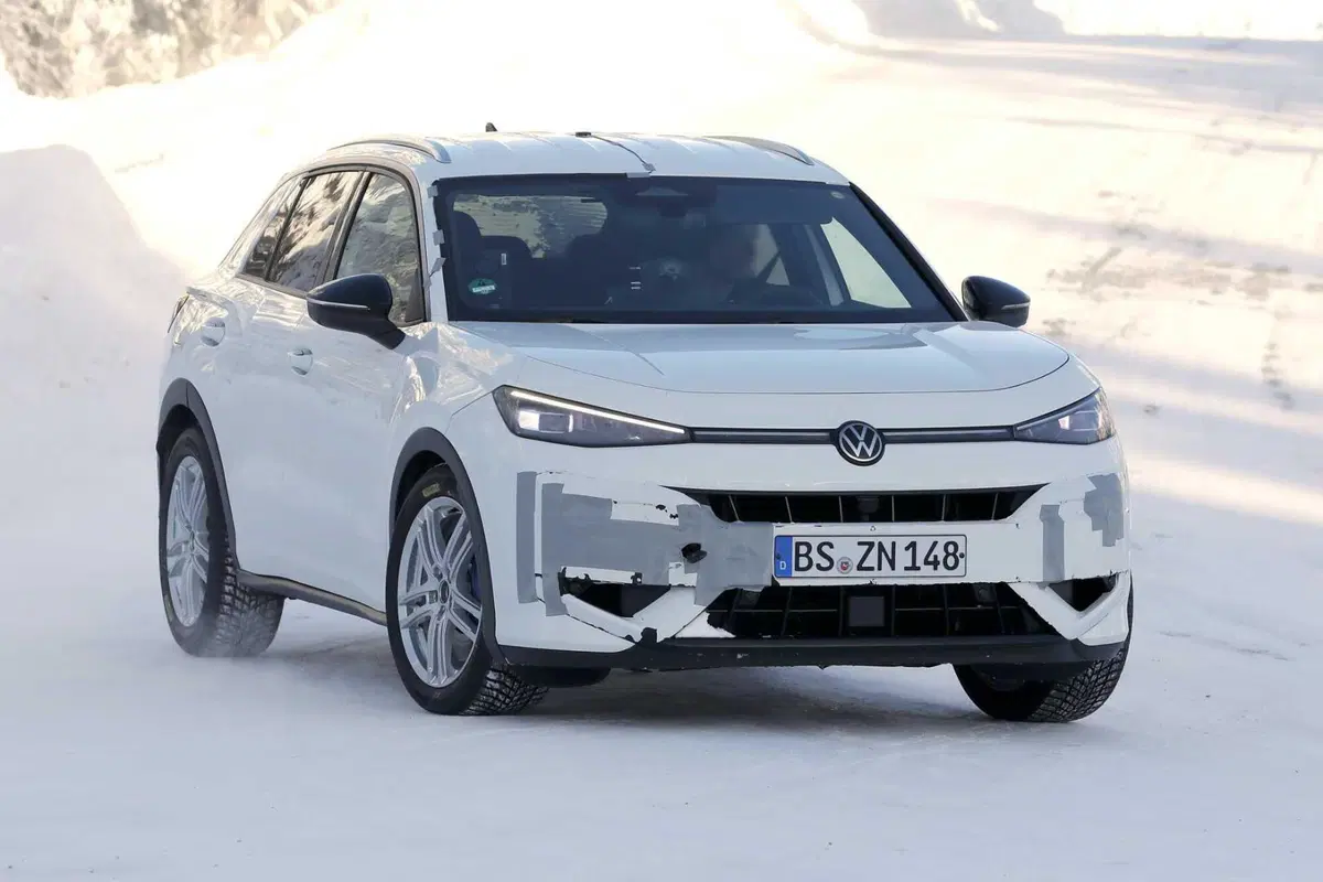 Nuova Volkswagen T-Roc, le foto spia della variante più sportiva "R": 333 CV, mild hybrid e drift mode (2)