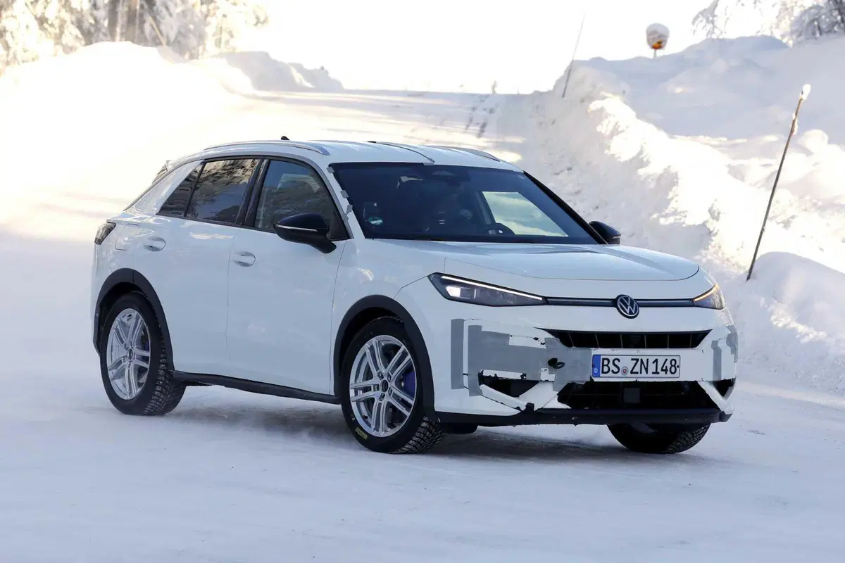 Nuova Volkswagen T-Roc, le foto spia della variante più sportiva "R": 333 CV, mild hybrid e drift mode (3)