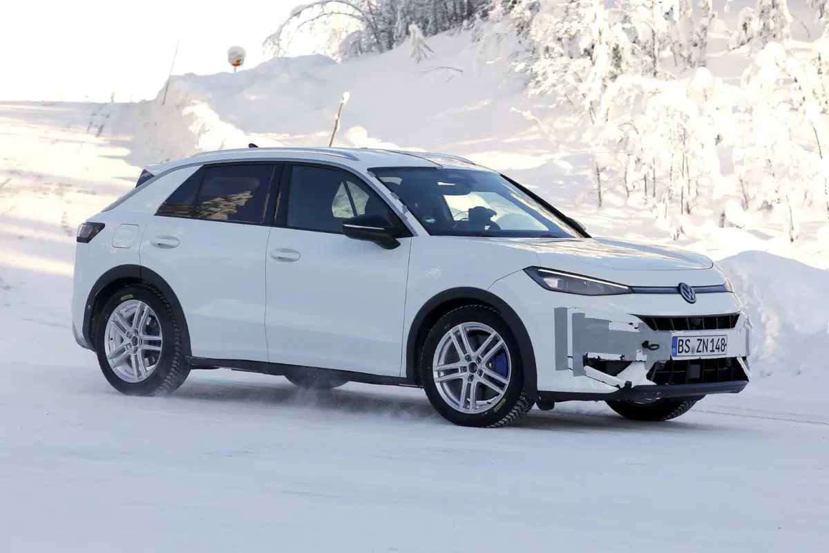 Nuova Volkswagen T-Roc, le foto spia della variante più sportiva "R": 333 CV, mild hybrid e drift mode (4)