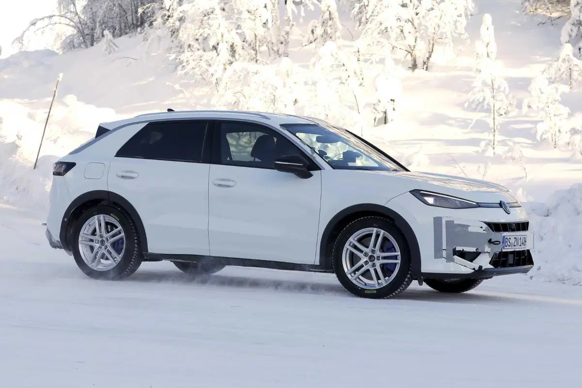 Nuova Volkswagen T-Roc, le foto spia della variante più sportiva "R": 333 CV, mild hybrid e drift mode (5)