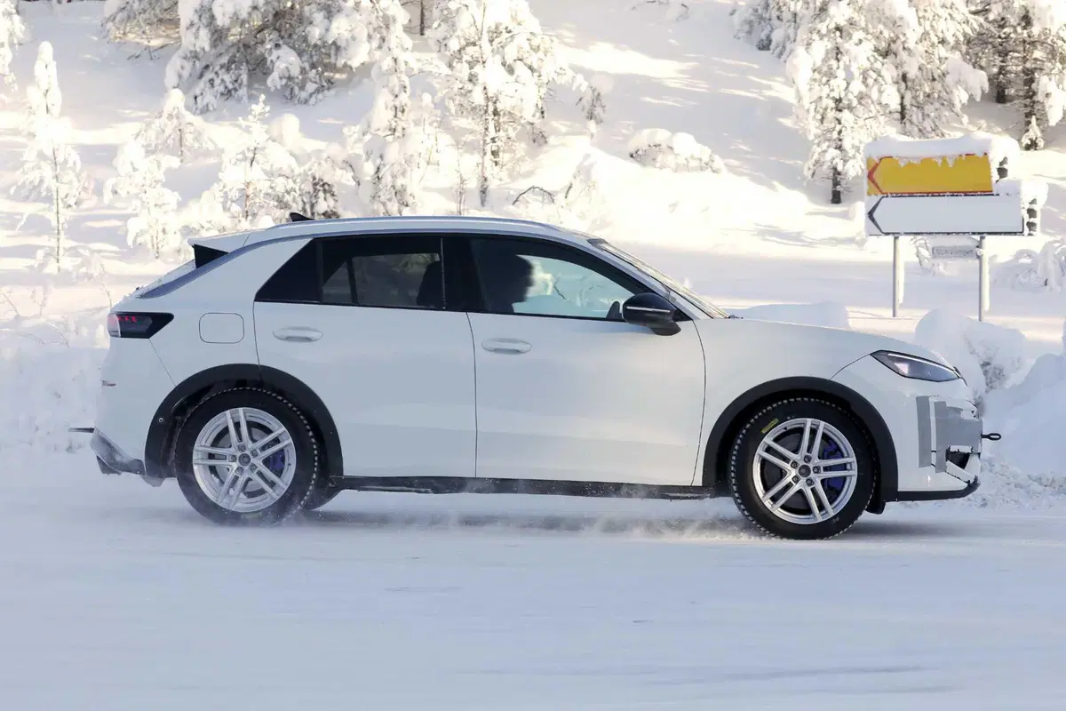 Nuova Volkswagen T-Roc, le foto spia della variante più sportiva "R": 333 CV, mild hybrid e drift mode (6)